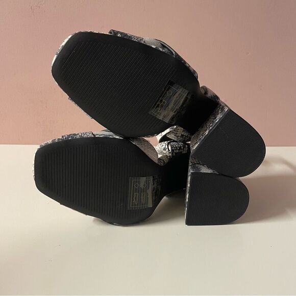 Qupid NIB Gray/Cream Snakeskin Faux Leather Peep Toe Ankle Strap Block Heel Sz 6 - Picture 7 of 8